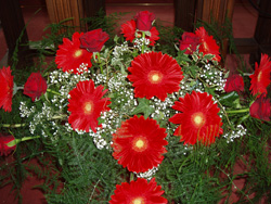 Blumenschmuck vor Altar